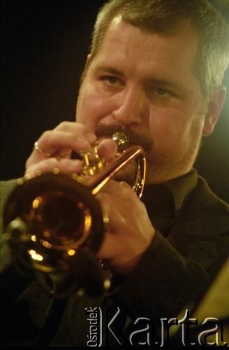 02.12.2001, Kalisz, Polska.
28. Międzynarodowy Festiwal Pianistów Jazzowych. Występ Wojciech Majewski Quintet, na zdjęciu trębacz Robert Majewski.
Fot. Stanisław Kulawiak, zbiory Ośrodka KARTA