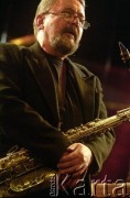 02.12.2001, Kalisz, Polska.
28. Międzynarodowy Festiwal Pianistów Jazzowych. Występ Wojciech Majewski Quintet, na zdjęciu saksofonista Tomasz Szukalski.
Fot. Stanisław Kulawiak, zbiory Ośrodka KARTA