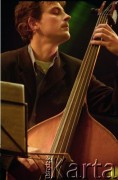 02.12.2001, Kalisz, Polska.
28. Międzynarodowy Festiwal Pianistów Jazzowych. Występ Wojciech Majewski Quintet, na zdjęciu Paweł Pańta.
Fot. Stanisław Kulawiak, zbiory Ośrodka KARTA
