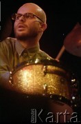 02.12.2001, Kalisz, Polska.
28. Międzynarodowy Festiwal Pianistów Jazzowych. Występ Wojciech Majewski Quintet, na zdjęciu perkusista Marcin Jahr.
Fot. Stanisław Kulawiak, zbiory Ośrodka KARTA