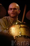 02.12.2001, Kalisz, Polska.
28. Międzynarodowy Festiwal Pianistów Jazzowych. Występ Wojciech Majewski Quintet, na zdjęciu perkusista Marcin Jahr.
Fot. Stanisław Kulawiak, zbiory Ośrodka KARTA