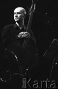 29.11.2002, Kalisz, Polska.
29. Międzynarodowy Festiwal Pianistów Jazzowych. Na scenie Mateusz Kołakowski i Bracia Oleś. Na scenie kontrabasista Marcin Oleś.
Fot. Stanisław Kulawiak, zbiory Ośrodka KARTA