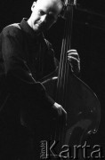 29.11.2002, Kalisz, Polska.
29. Międzynarodowy Festiwal Pianistów Jazzowych. Na scenie Mateusz Kołakowski i Bracia Oleś. Na scenie kontrabasista Marcin Oleś.
Fot. Stanisław Kulawiak, zbiory Ośrodka KARTA