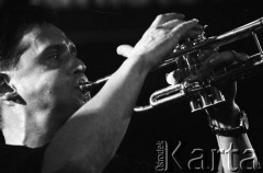 29.11.2002, Kalisz, Polska.
29. Międzynarodowy Festiwal Pianistów Jazzowych. Na scenie Leonid Shinkarenko Septet. Na zdjęciu Valerijus Ramoska.
Fot. Stanisław Kulawiak, zbiory Ośrodka KARTA