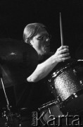 30.11.2002, Kalisz, Polska.
29. Międzynarodowy Festiwal Pianistów Jazzowych. Na scenie Lynne Arriale Trio. Na zdjęciu Steve Davis.
Fot. Stanisław Kulawiak, zbiory Ośrodka KARTA