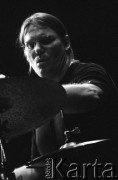 30.11.2002, Kalisz, Polska.
29. Międzynarodowy Festiwal Pianistów Jazzowych. Na scenie Lynne Arriale Trio. Na zdjęciu Steve Davis.
Fot. Stanisław Kulawiak, zbiory Ośrodka KARTA