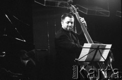 30.11.2002, Kalisz, Polska.
29. Międzynarodowy Festiwal Pianistów Jazzowych. Andi Weiss Quintet. Na zdjęciu Joschi Schneeberger.
Fot. Stanisław Kulawiak, zbiory Ośrodka KARTA