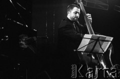 30.11.2002, Kalisz, Polska.
29. Międzynarodowy Festiwal Pianistów Jazzowych. Andi Weiss Quintet. Na zdjęciu Joschi Schneeberger.
Fot. Stanisław Kulawiak, zbiory Ośrodka KARTA