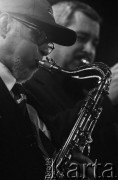 30.11.2002, Kalisz, Polska.
29. Międzynarodowy Festiwal Pianistów Jazzowych. Andrzej Trzaskowski Sextet i Jan Ptaszyn Wróblewski (na zdjęciu), w tle Robert Majewski.
Fot. Stanisław Kulawiak, zbiory Ośrodka KARTA