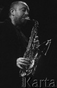 30.11.2002, Kalisz, Polska.
29. Międzynarodowy Festiwal Pianistów Jazzowych. Andrzej Trzaskowski Sextet i Jan Ptaszyn Wróblewski. Na zdjęciu Henryk Miśkiewicz.
Fot. Stanisław Kulawiak, zbiory Ośrodka KARTA