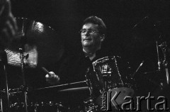 1.12.2002, Kalisz, Polska.
29. Międzynarodowy Festiwal Pianistów Jazzowych. Andrzej Jagodziński Trio, na zdjęciu perkusista Czesław Bartkowski.
Fot. Stanisław Kulawiak, zbiory Ośrodka KARTA