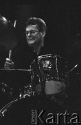 1.12.2002, Kalisz, Polska.
29. Międzynarodowy Festiwal Pianistów Jazzowych. Andrzej Jagodziński Trio, na zdjęciu perkusista Czesław Bartkowski.
Fot. Stanisław Kulawiak, zbiory Ośrodka KARTA