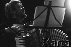 1.12.2002, Kalisz, Polska.
29. Międzynarodowy Festiwal Pianistów Jazzowych. Andrzej Jagodziński Trio. Na zdjęciu Andrzej Jagodziński.
Fot. Stanisław Kulawiak, zbiory Ośrodka KARTA