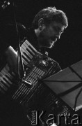 1.12.2002, Kalisz, Polska.
29. Międzynarodowy Festiwal Pianistów Jazzowych. Andrzej Jagodziński Trio. Na zdjęciu Andrzej Jagodziński.
Fot. Stanisław Kulawiak, zbiory Ośrodka KARTA