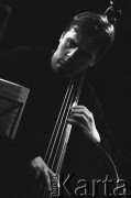 1.12.2002, Kalisz, Polska.
29. Międzynarodowy Festiwal Pianistów Jazzowych. Andrzej Jagodziński Trio, na zdjęciu perkusista Adam Ciegielski.
Fot. Stanisław Kulawiak, zbiory Ośrodka KARTA