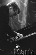 28.11.2003, Kalisz, Polska.
30. Międzynarodowy Festiwal Pianistów Jazzowych. Występ Lelaja Trio, na zdjęciu pianista Leszek Możdżer.
Fot. Stanisław Kulawiak, zbiory Ośrodka KARTA