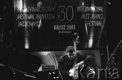 28.11.2003, Kalisz, Polska.
30. Międzynarodowy Festiwal Pianistów Jazzowych. Występ Simple Acoustic Trio, na zdjęciu kontrabasista Sławomir Kurkiewicz.
Fot. Stanisław Kulawiak, zbiory Ośrodka KARTA