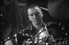 28.11.2003, Kalisz, Polska.
30. Międzynarodowy Festiwal Pianistów Jazzowych. Występ Simple Acoustic Trio, na zdjęciu perkusista Michał Miśkiewicz.
Fot. Stanisław Kulawiak, zbiory Ośrodka KARTA