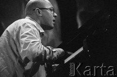 28.11.2003, Kalisz, Polska.
30. Międzynarodowy Festiwal Pianistów Jazzowych. Występ Simple Acoustic Trio, na zdjęciu pianista Marcin Wasilewski.
Fot. Stanisław Kulawiak, zbiory Ośrodka KARTA
