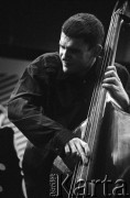 28.11.2003, Kalisz, Polska.
30. Międzynarodowy Festiwal Pianistów Jazzowych. Występ Simple Acoustic Trio, na zdjęciu kontrabasista Sławomir Kurkiewicz.
Fot. Stanisław Kulawiak, zbiory Ośrodka KARTA