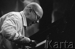 28.11.2003, Kalisz, Polska.
30. Międzynarodowy Festiwal Pianistów Jazzowych. Występ Simple Acoustic Trio, na zdjęciu pianista Marcin Wasilewski.
Fot. Stanisław Kulawiak, zbiory Ośrodka KARTA