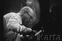 28.11.2003, Kalisz, Polska.
30. Międzynarodowy Festiwal Pianistów Jazzowych. Występ Simple Acoustic Trio, na zdjęciu pianista Marcin Wasilewski.
Fot. Stanisław Kulawiak, zbiory Ośrodka KARTA