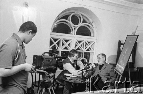 29.11.2003, Kalisz, Polska.
30. Międzynarodowy Festiwal Pianistów Jazzowych. Wywiadu udziela kompozytor i multiinstrumentalista Andrzej Kurylewicz.
Fot. Stanisław Kulawiak, zbiory Ośrodka KARTA