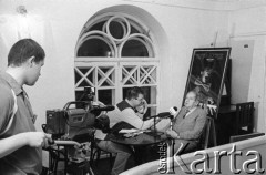 29.11.2003, Kalisz, Polska.
30. Międzynarodowy Festiwal Pianistów Jazzowych. Wywiadu udziela kontrabasista Witold Kujawski.
Fot. Stanisław Kulawiak, zbiory Ośrodka KARTA