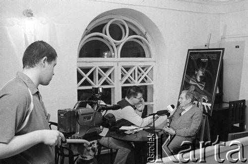 29.11.2003, Kalisz, Polska.
30. Międzynarodowy Festiwal Pianistów Jazzowych. Wywiadu udziela kontrabasista Witold Kujawski.
Fot. Stanisław Kulawiak, zbiory Ośrodka KARTA