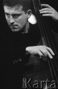 29.11.2003, Kalisz, Polska.
30. Międzynarodowy Festiwal Pianistów Jazzowych. Występ Andrzej Kurylewicz Trio, na zdjęciu kontrabasista Paweł Pańta.
Fot. Stanisław Kulawiak, zbiory Ośrodka KARTA