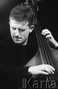 29.11.2003, Kalisz, Polska.
30. Międzynarodowy Festiwal Pianistów Jazzowych. Występ Andrzej Kurylewicz Trio, na zdjęciu kontrabasista Paweł Pańta.
Fot. Stanisław Kulawiak, zbiory Ośrodka KARTA