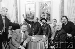 29.11.2003, Kalisz, Polska.
30. Międzynarodowy Festiwal Pianistów Jazzowych. Na zdjęciu m.in. dziennikarz Marek Karewicz (5. z prawej).
Fot. Stanisław Kulawiak, zbiory Ośrodka KARTA