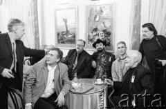 29.11.2003, Kalisz, Polska.
30. Międzynarodowy Festiwal Pianistów Jazzowych. Na zdjęciu m.in. dziennikarz Marek Karewicz (5. z prawej).
Fot. Stanisław Kulawiak, zbiory Ośrodka KARTA