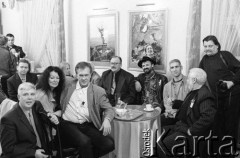 29.11.2003, Kalisz, Polska.
30. Międzynarodowy Festiwal Pianistów Jazzowych. Na zdjęciu m.in. dziennikarz Marek Karewicz (5. z prawej).
Fot. Stanisław Kulawiak, zbiory Ośrodka KARTA