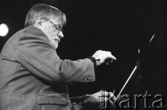 29.11.2003, Kalisz, Polska.
30. Międzynarodowy Festiwal Pianistów Jazzowych. Na scenie kompozytor i multiinstrumentalista Andrzej Kurylewicz. 
Fot. Stanisław Kulawiak, zbiory Ośrodka KARTA