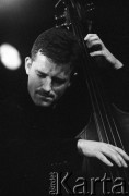 29.11.2003, Kalisz, Polska.
30. Międzynarodowy Festiwal Pianistów Jazzowych. Występ Andrzej Kurylewicz Trio, na zdjęciu kontrabasista Paweł Pańta.
Fot. Stanisław Kulawiak, zbiory Ośrodka KARTA