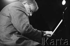 29.11.2003, Kalisz, Polska.
30. Międzynarodowy Festiwal Pianistów Jazzowych. Na scenie kompozytor i multiinstrumentalista Andrzej Kurylewicz. 
Fot. Stanisław Kulawiak, zbiory Ośrodka KARTA