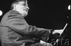 29.11.2003, Kalisz, Polska.
30. Międzynarodowy Festiwal Pianistów Jazzowych. Na scenie kompozytor i multiinstrumentalista Andrzej Kurylewicz. 
Fot. Stanisław Kulawiak, zbiory Ośrodka KARTA