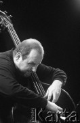 29.11.2003, Kalisz, Polska.
30. Międzynarodowy Festiwal Pianistów Jazzowych. Występ Fritz Pauer Trio, na zdjęciu Johannes Strasser.
Fot. Stanisław Kulawiak, zbiory Ośrodka KARTA