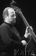 29.11.2003, Kalisz, Polska.
30. Międzynarodowy Festiwal Pianistów Jazzowych. Występ Fritz Pauer Trio, na zdjęciu Johannes Strasser.
Fot. Stanisław Kulawiak, zbiory Ośrodka KARTA