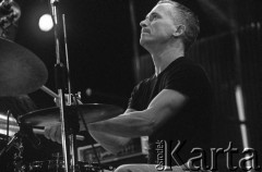 29.11.2003, Kalisz, Polska.
30. Międzynarodowy Festiwal Pianistów Jazzowych. Występ Fritz Pauer Trio, na zdjęciu Joris Dudi.
Fot. Stanisław Kulawiak, zbiory Ośrodka KARTA