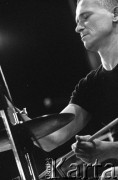 29.11.2003, Kalisz, Polska.
30. Międzynarodowy Festiwal Pianistów Jazzowych. Występ Fritz Pauer Trio, na zdjęciu Joris Dudi.
Fot. Stanisław Kulawiak, zbiory Ośrodka KARTA