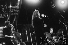 29.11.2003, Kalisz, Polska.
30. Międzynarodowy Festiwal Pianistów Jazzowych. Występ Christine Tobin Quartet, na zdjęciu: Stephen Keogh, Jeremy Brown, Christine Tobin.
Fot. Stanisław Kulawiak, zbiory Ośrodka KARTA