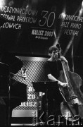 29.11.2003, Kalisz, Polska.
30. Międzynarodowy Festiwal Pianistów Jazzowych. Występ Christine Tobin Quartet, na zdjęciu Jeremy Brown.
Fot. Stanisław Kulawiak, zbiory Ośrodka KARTA