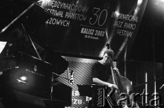29.11.2003, Kalisz, Polska.
30. Międzynarodowy Festiwal Pianistów Jazzowych. Występ Christine Tobin Quartet, na zdjęciu Jeremy Brown.
Fot. Stanisław Kulawiak, zbiory Ośrodka KARTA