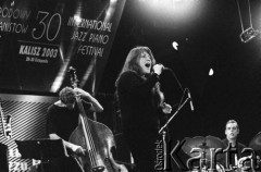 29.11.2003, Kalisz, Polska.
30. Międzynarodowy Festiwal Pianistów Jazzowych. Występ Christine Tobin Quartet, na zdjęciu: Stephen Keogh, Jeremy Brown, Christine Tobin.
Fot. Stanisław Kulawiak, zbiory Ośrodka KARTA