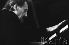 30.11.2003, Kalisz, Polska.
30. Międzynarodowy Festiwal Pianistów Jazzowych. Występują pianiści Adam Makowicz (na zdjęciu) i Monty Alexander.
Fot. Stanisław Kulawiak, zbiory Ośrodka KARTA
