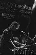 30.11.2003, Kalisz, Polska.
30. Międzynarodowy Festiwal Pianistów Jazzowych. Występ Holzman Band, na zdjęciu Adam Holzman.
Fot. Stanisław Kulawiak, zbiory Ośrodka KARTA