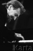 30.11.2003, Kalisz, Polska.
30. Międzynarodowy Festiwal Pianistów Jazzowych. Występują pianiści Adam Makowicz (na zdjęciu) i Monty Alexander.
Fot. Stanisław Kulawiak, zbiory Ośrodka KARTA