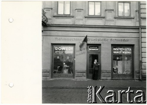 Wiosna 1940, Rzeszów, dystrykt krakowski, Generalne Gubernatorstwo.
Zakład Mechaniczny Franz Kaniewski - Rowery, artykuły sportowe, maszyny do szycia - szyldy w języku niemieckim i polskim, przy Lorenzstrasse 15 (nazwa za czasów okupacji niemieckiej, obecnie ul. Grunwaldzka).
Fot. NN, kolekcja Bogusława Kotuli, zbiory Fundacji Ośrodka KARTA